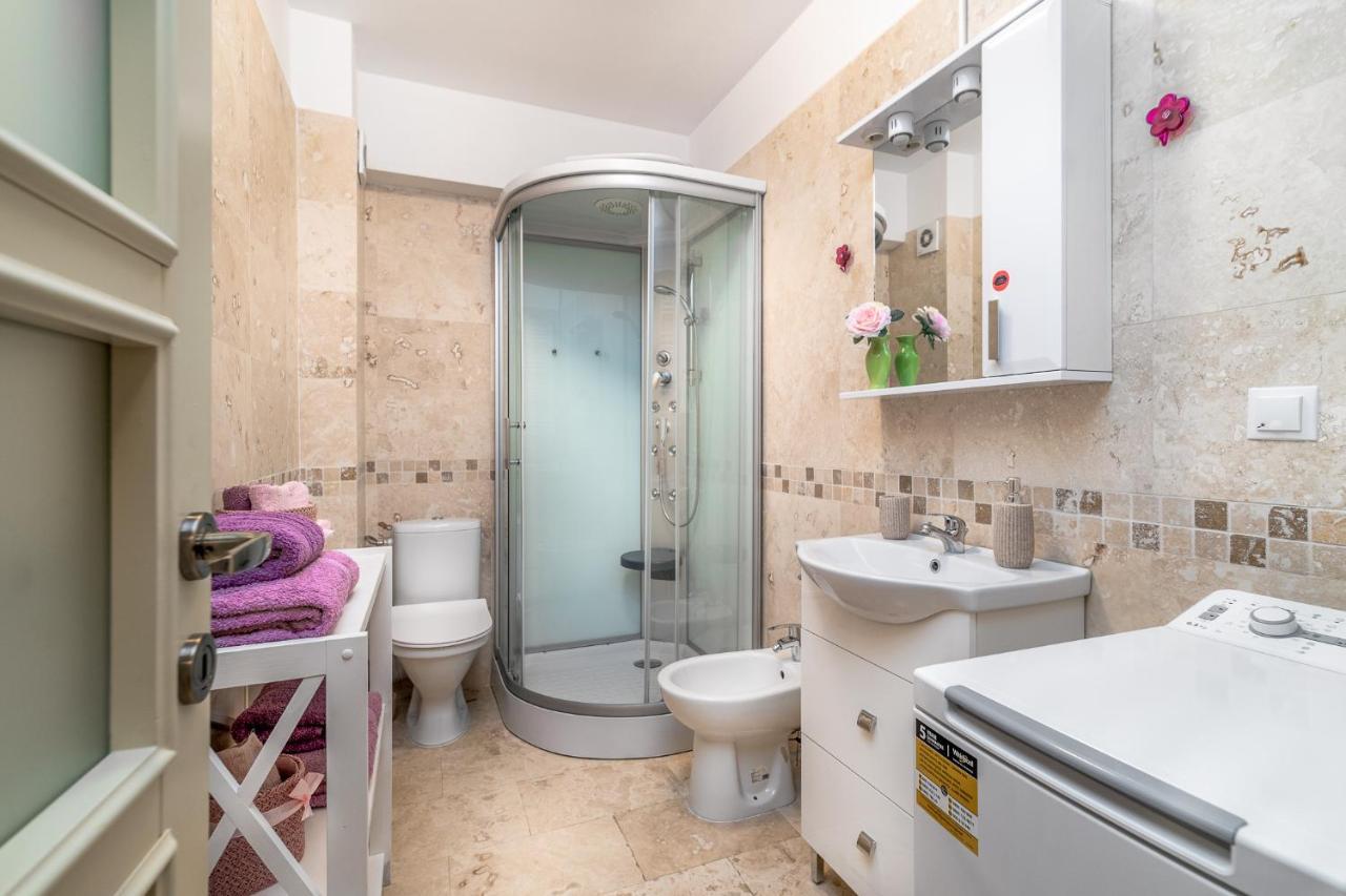 Dreamgarden Airport Apartment & Secure Parking & Airport Shuttle Iasi Buitenkant foto