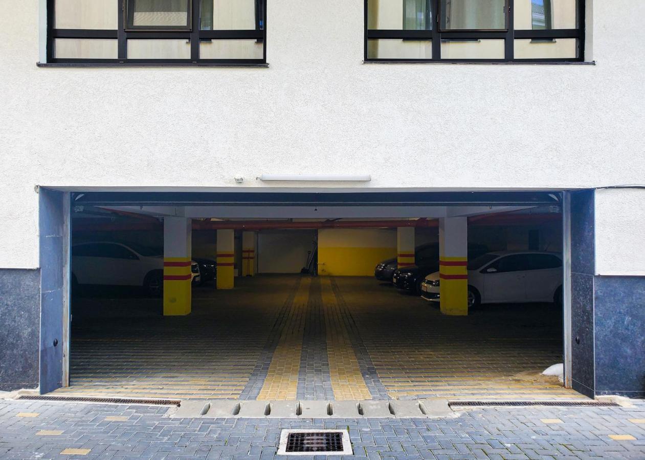 Dreamgarden Airport Apartment & Secure Parking & Airport Shuttle Iasi Buitenkant foto